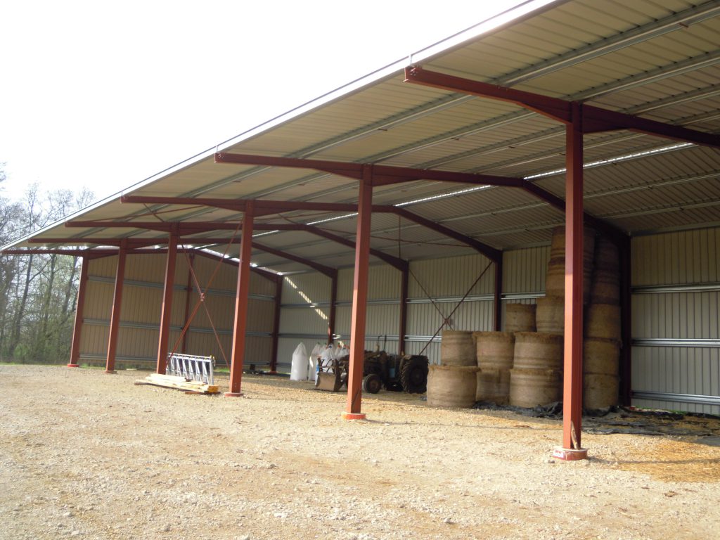 Bâtiment de stockage et d'élevage (08)