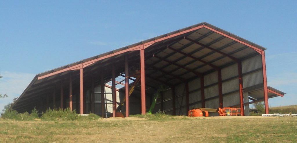 Bâtiment de stockage et élevage avec toiture photovoltaïque