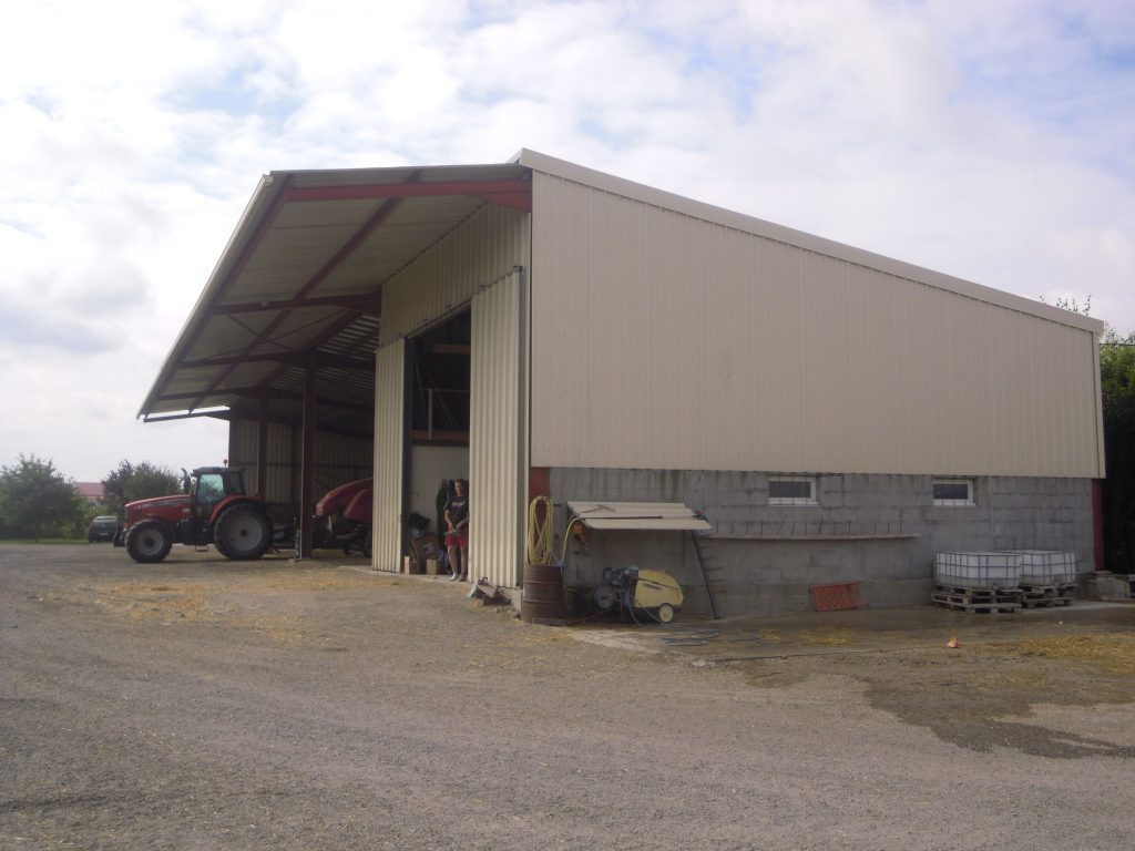 Bâtiment de stockage avec panneaux photovoltaïques