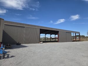 Bâtiment de stockage bi-pente de 20 m avec portes coulissantes, Dépt 02