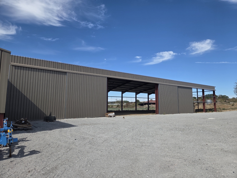 Bâtiment de stockage bi-pente de 20 m avec portes coulissantes, Dépt 02