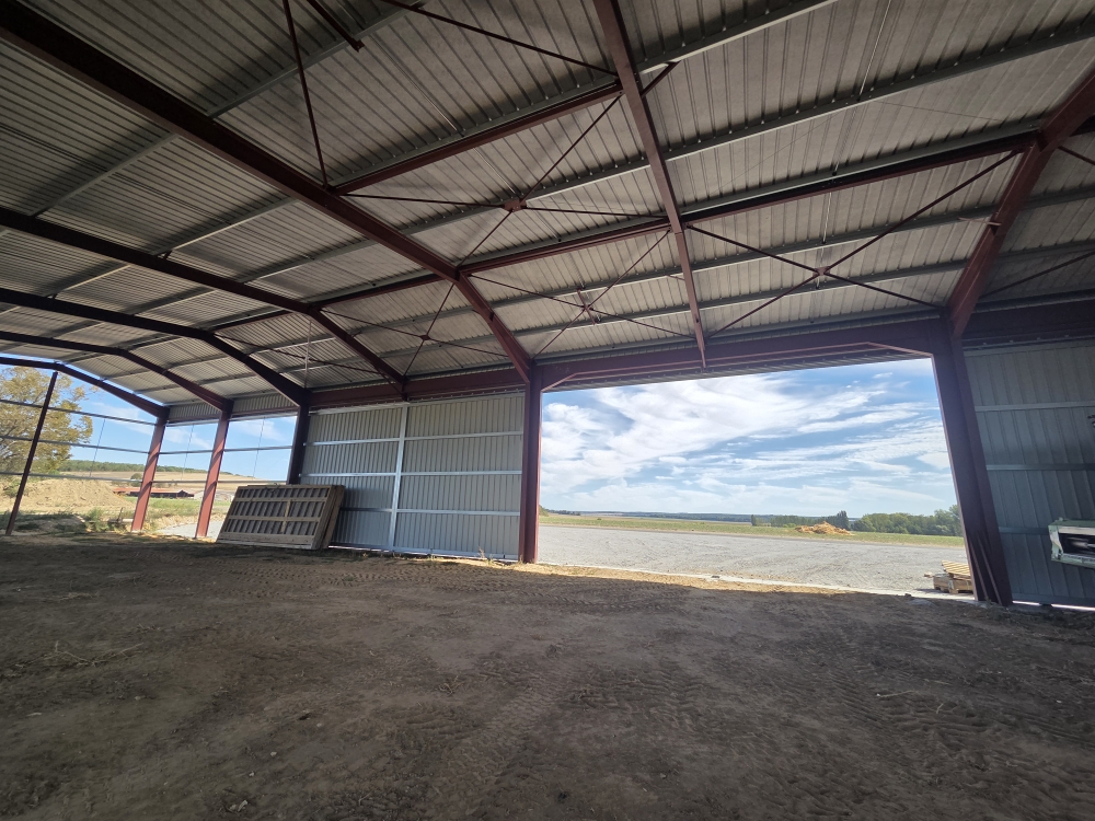Intérieur du bâtiment de stockage, porte coulissante de 6 x 6,5 m, Dépt 02